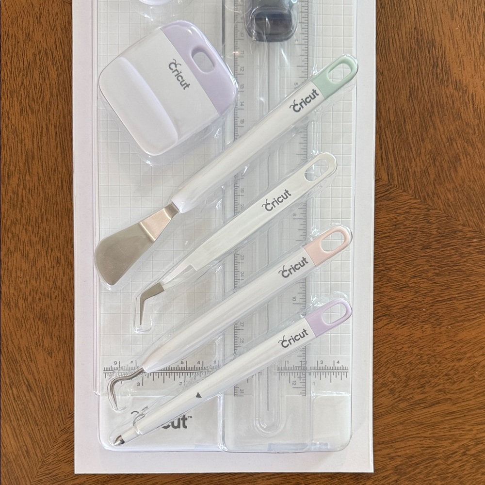 Cricut Essential Tool Set - White with Pastel Accents (Mint, Lavender, Peach) - Picture 4 of 7